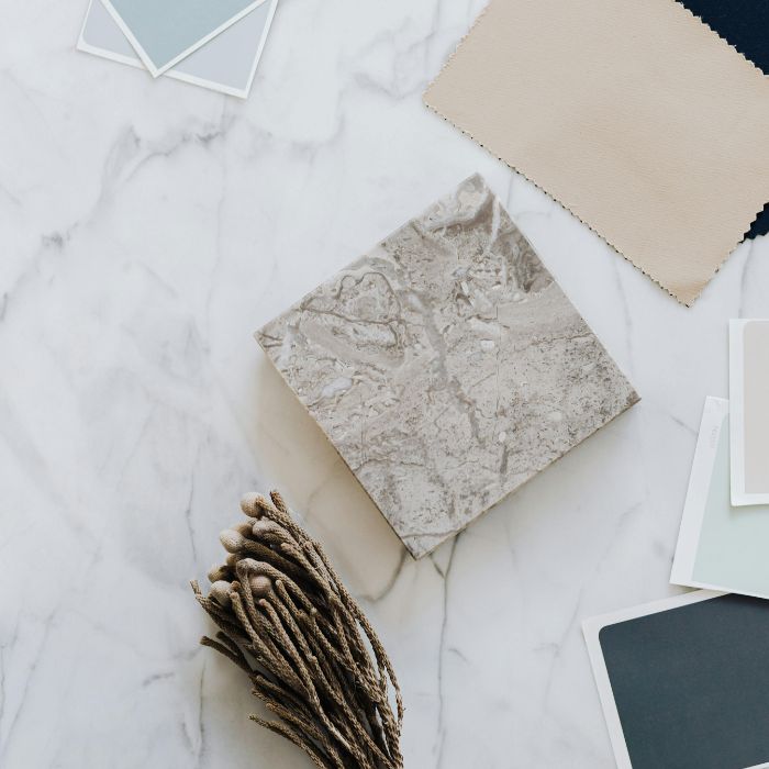 Muestras de materiales y texturas para proyectos de interiorismo - piedras, telas y muestras