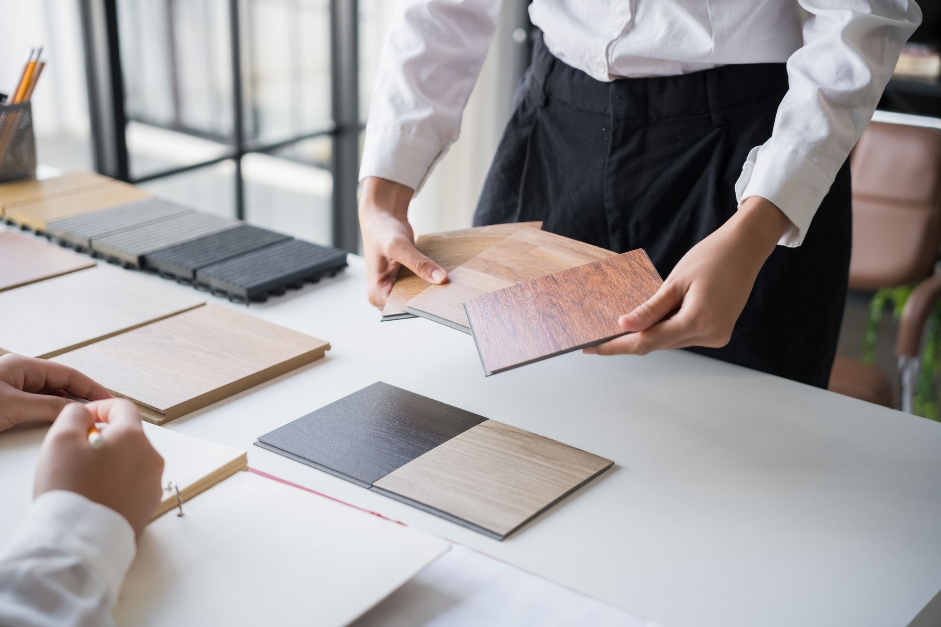 Personas revisando muestras de materiales y acabados para reforma integral