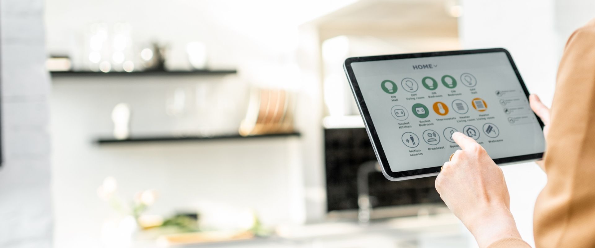 Persona usando tablet con panel de control de hogar inteligente y tecnología domótica