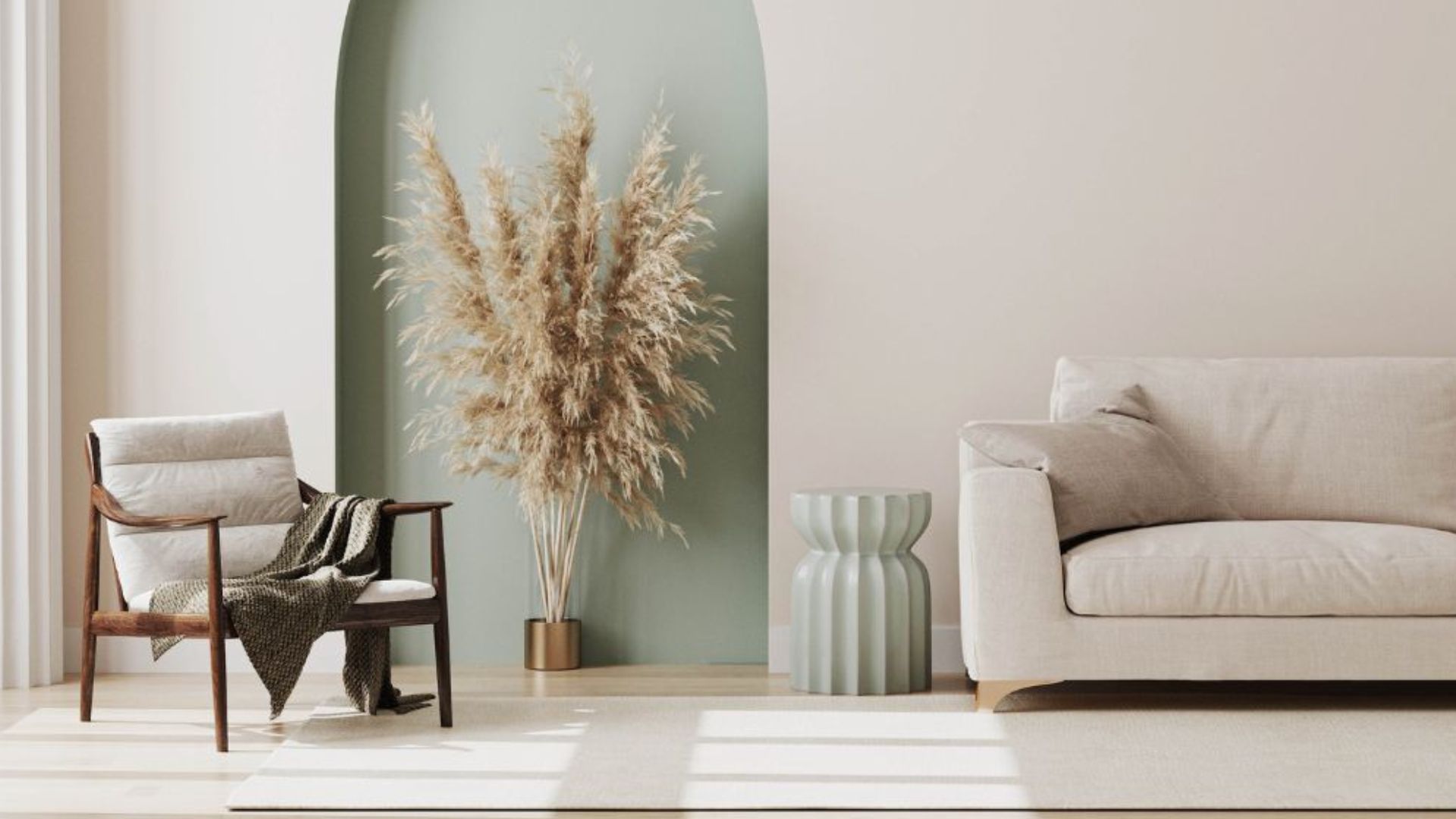 Salón moderno con sofá beige, silla de madera, planta pampa y decoración minimalista